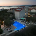 아파트 On With Pool And Sea View *