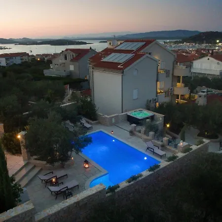 Apartment On With Pool And Sea View *