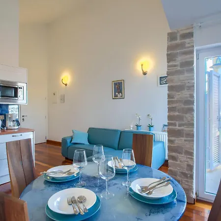 On With Pool And Sea View Apartment