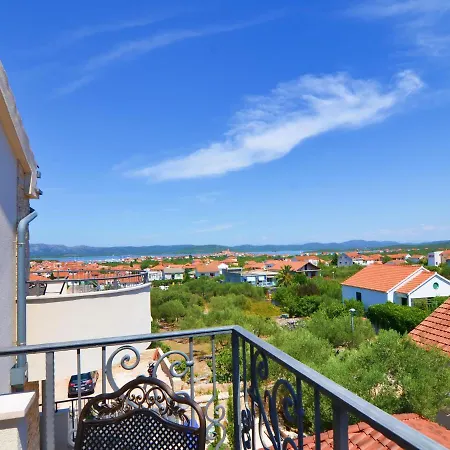 On With Pool And Sea View Apartment