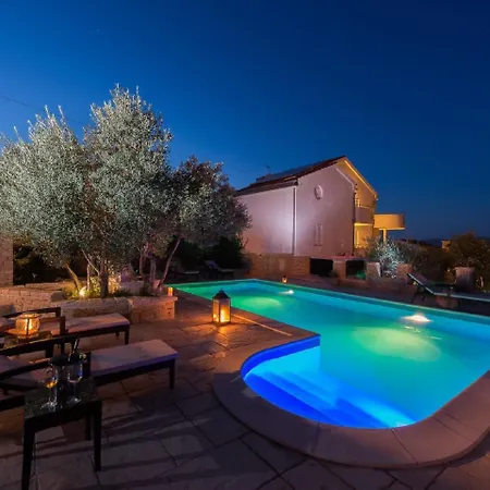 On With Pool And Sea View Apartment