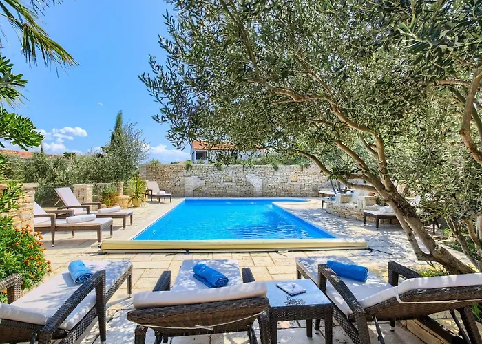 On With Pool And Sea View Apartman Murter