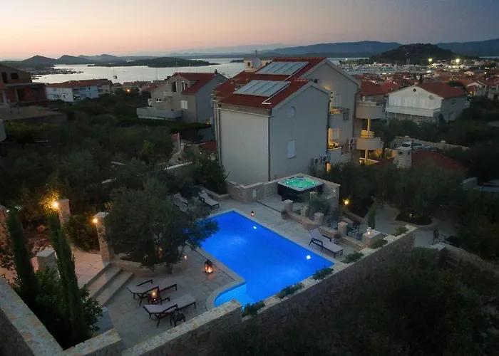 Apartment On With Pool And Sea View *
