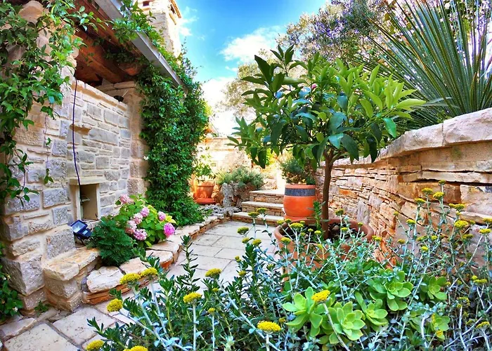 Appartement On With Pool And Sea View *