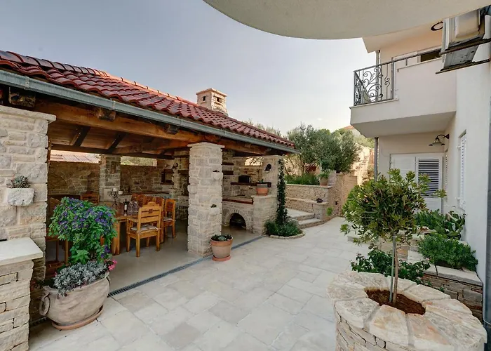 Apartman On With Pool And Sea View