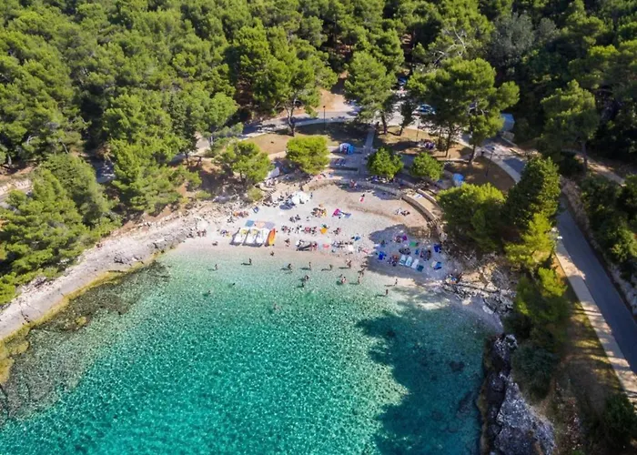 On With Pool And Sea View Apartman