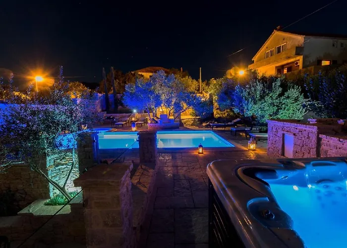 Appartement On With Pool And Sea View Murter