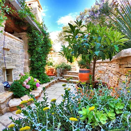 Appartamento On With Pool And Sea View *