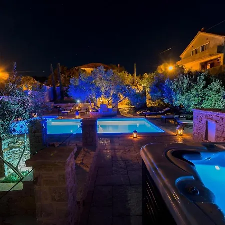 Appartamento On With Pool And Sea View Murter