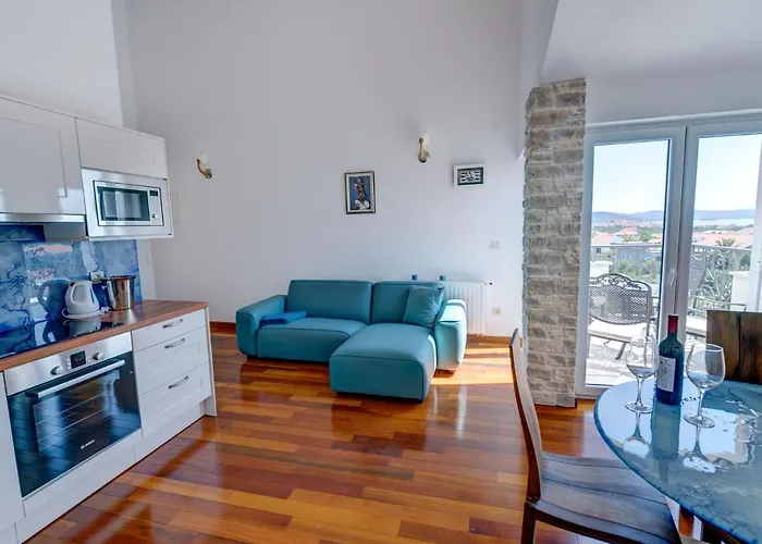 On With Pool And Sea View *